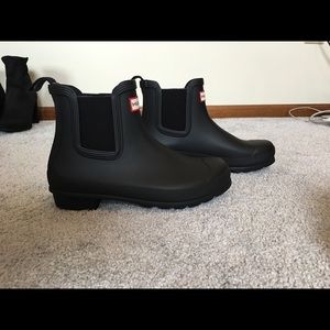 Black short hunter boots